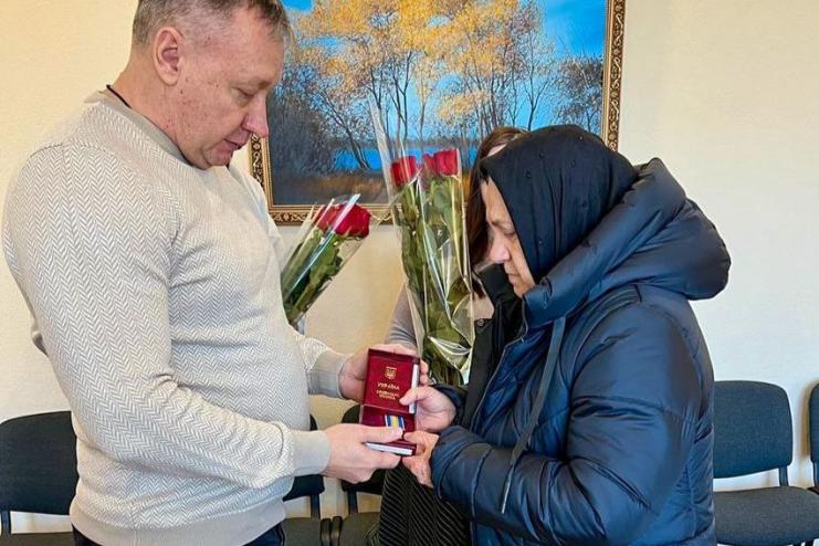 Матері загиблого воїна з Одещини передали нагороду сина